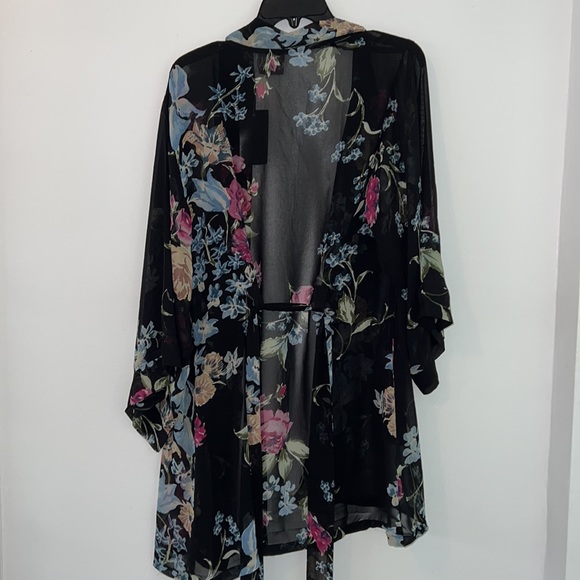HOST PICK🎉 HELENA QUINN x The Zoe Report Floral Kimono - Picture 5 of 5